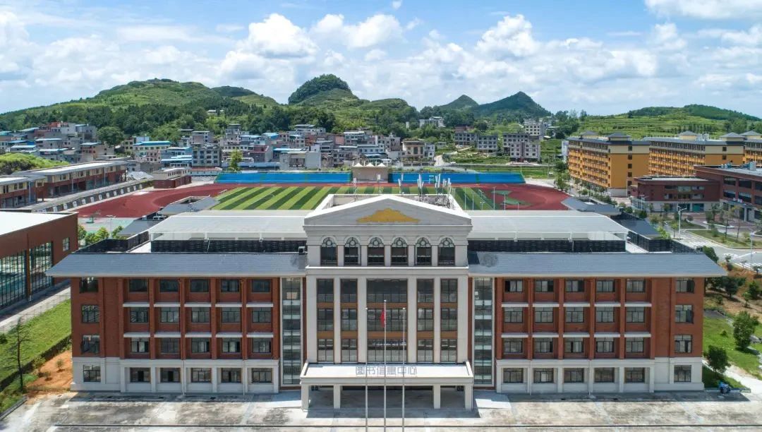 DeepSeek告诉你，报读贵州铜仁数据职业学院的10大优势！